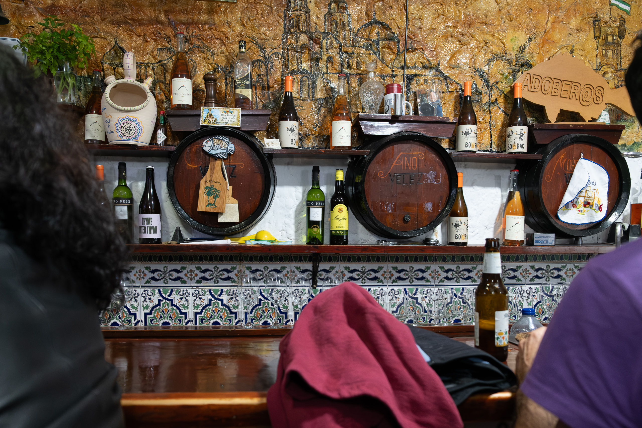 Rustikale Tapas-Bar – Fässer und Weinflaschen